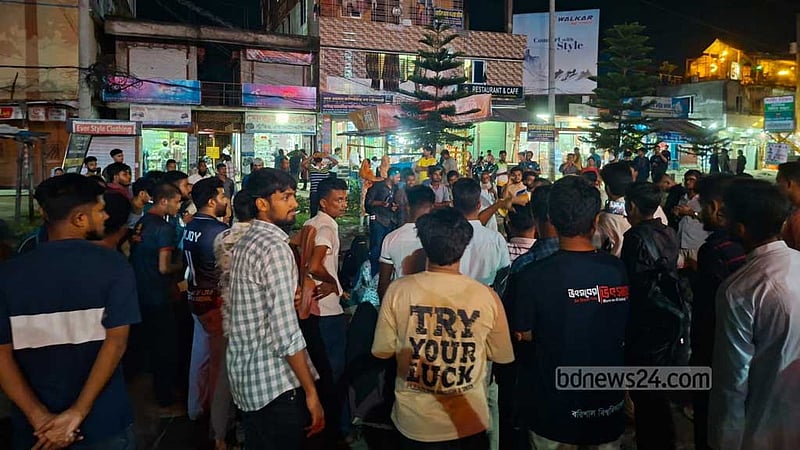 ছাত্রের মৃত্যু: মহাসড়কে বরিশাল বিশ্ববিদ্যালয় শিক্ষার্থীদের ফের বিক্ষোভ, যানজট