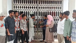 শিক্ষার্থীদের আন্দোলনের মুখে বরিশালের সিভিল সার্জন বদলি