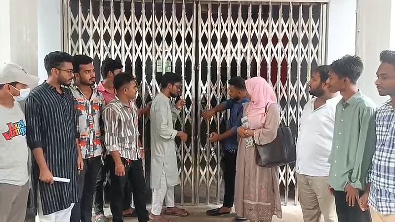 শিক্ষার্থীদের আন্দোলনের মুখে বরিশালের সিভিল সার্জন বদলি