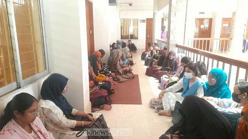 বরিশাল বিশ্ববিদ্যালয়ের কোস্টাল স্টাডিজ বিভাগের চেয়ারম্যানের পদত্যাগ দাবিতে অনশন