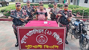 বেনাপোলে যুবকের শরীরে লুকানো ছিল ৯০ লাখ টাকার সোনার বার