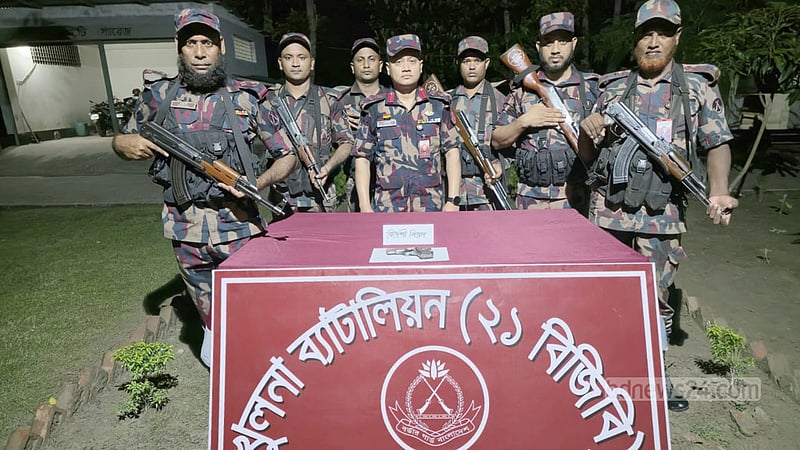 যশোরে সীমান্ত থেকে বিদেশি পিস্তল ও ম্যাগজিন উদ্ধার