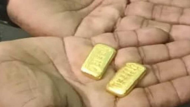 বেনাপোল ইমিগ্রেশনে ২ সোনার বারসহ ভারতগামী যাত্রী আটক