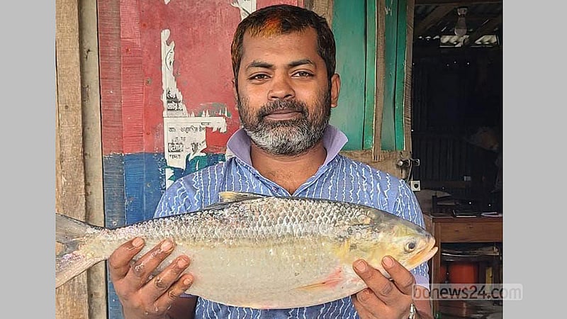মেঘনায় ধরা পড়ল ২.৭ কেজির ‘রাজা ইলিশ’, ১১ হাজারে বিক্রি
