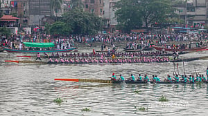 ছুটির দিনে নৌকা বাইচে উৎসবমুখর বুড়িগঙ্গার দুই পাড়