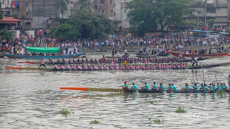 ছুটির দিনে নৌকা বাইচে উৎসবমুখর বুড়িগঙ্গার দুই পাড়