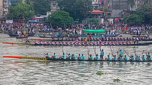 বুড়িগঙ্গায় নৌকা বাইচ