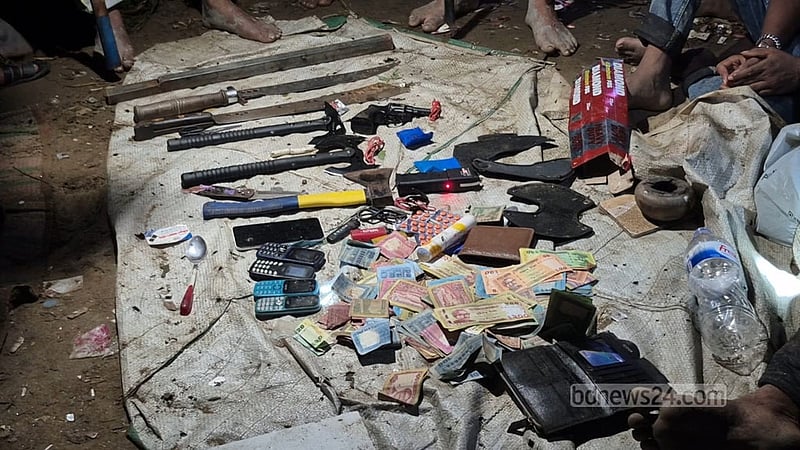 বগুড়ায় নদী তীরের জঙ্গলে তাবু খাটিয়ে আস্তানা, অস্ত্র-মাদকসহ গ্রেপ্তার ৩