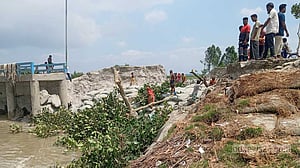 বগুড়ায় যমুনার ঘূর্ণাবর্তে ধসে গেছে স্পার বাঁধের ৩০ মিটার