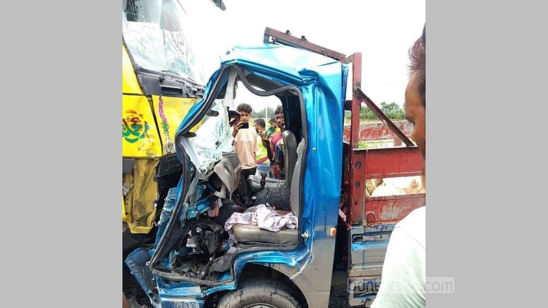 বগুড়ায় ট্রাক ও পিকআপের সংঘর্ষে নিহত ৪