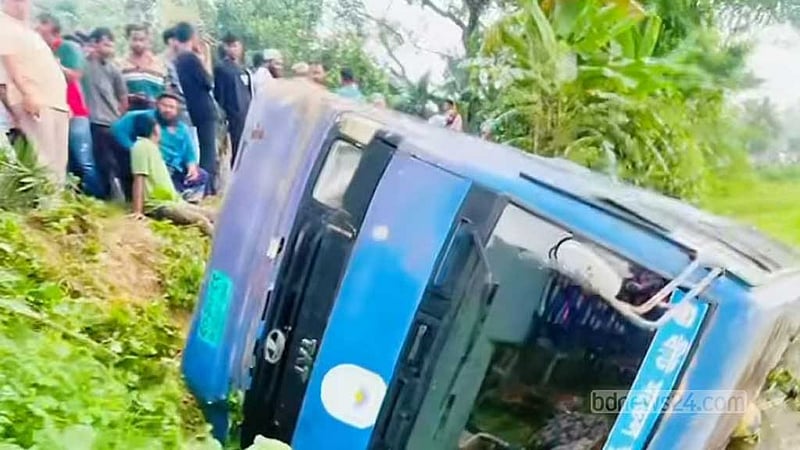 বগুড়ায় স্কুলবাস উল্টে খাদে পড়ে শিক্ষার্থীর মৃত্যু, আহত ১৫