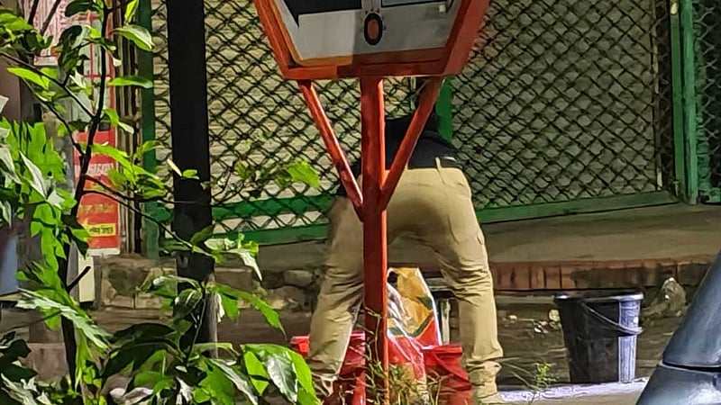 এলিফ্যান্ট রোডে ককটেল সদৃশ বস্তু