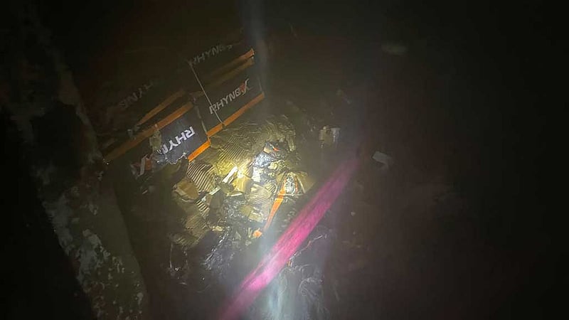 বংশালে পুড়ল হেলমেটের গোডাউন