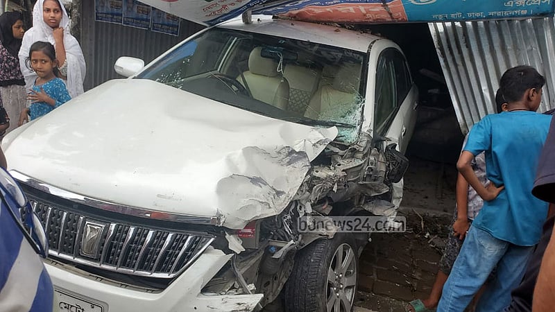 বরিশালে অ্যাম্বুলেন্সের সঙ্গে প্রাইভেট কারের সংঘর্ষ, আহত ৪