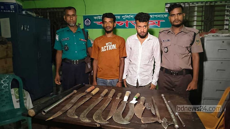 বরিশালে ১৪ অস্ত্রসহ ‘কিশোর গ্যাংয়ের’ ২ সদস্য আটক