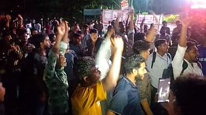 দুর্ঘটনায় শিক্ষার্থীর মৃত্যু, সড়ক আটকে বরিশাল বিশ্ববিদ্যালয়ের শিক্ষার্থীদের বিক্ষোভ