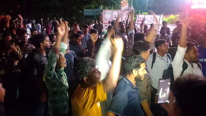 দুর্ঘটনায় শিক্ষার্থীর মৃত্যু, সড়ক আটকে বরিশাল বিশ্ববিদ্যালয়ের শিক্ষার্থীদের বিক্ষোভ