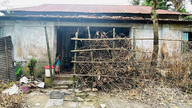 ব্রাহ্মণবাড়িয়ায় বাড়ির পথ-টয়লেট-টিউবওয়েল ঘিরে বেড়া দেওয়ার অভিযোগ