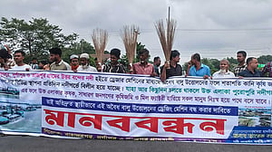 মেঘনায় অবৈধ বালু উত্তোলনের প্রতিবাদে মহাসড়ক অবরোধ, ঝাড়ু মিছিল