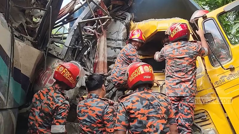 চাঁদপুরে বাস-ট্রাক সংঘর্ষে নিহত ৩