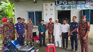 চাঁদপুরে এলপিজি ফিলিং স্টেশনে রান্নার সিলিন্ডারে গ্যাস ভরায় জরিমানা