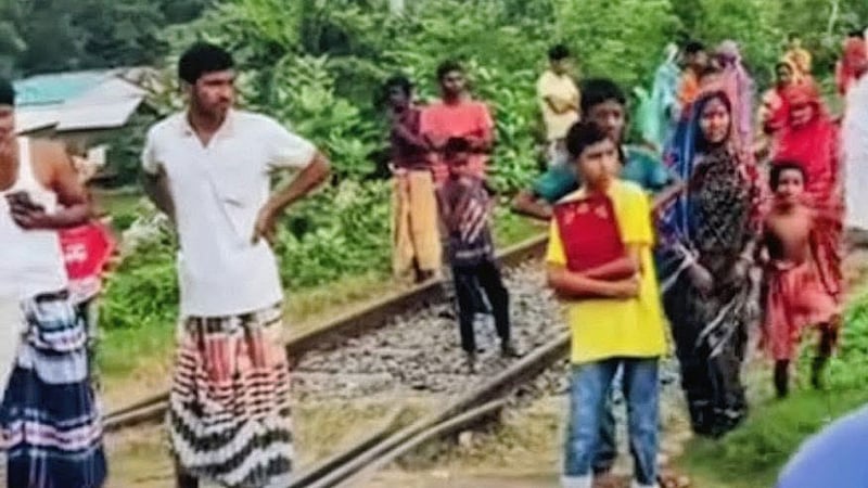 নাচোলে রেলক্রসিংয়ে ট্রেনের ধাক্কায় ট্রলি ভ্যানের চালক নিহত