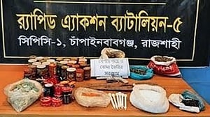 চাঁপাইনবাবগঞ্জে আম বাগান থেকে আগ্নেয়াস্ত্র ও বোমা তৈরির সরঞ্জাম উদ্ধার