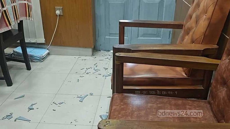 ‘বিদ্যুৎ নিয়ে বিচারকের সমালোচনা’, চাঁপাইনবাবগঞ্জ আদালতে ভাঙচুর-বিক্ষোভ