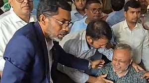 ‘মা অসুস্থ, চিকিৎসা করাতে পারছি না’, টাকা না পেয়ে ব্যাংকে গ্রাহকের কান্না