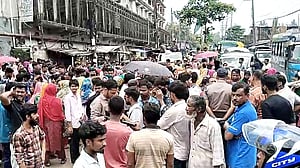 চট্টগ্রামে কারাখানা বিক্রির নোটিস পেয়ে ‘পাওনা পরিশোধের’ দাবিতে সড়ক অবরোধে পোশাক শ্রমিকরা