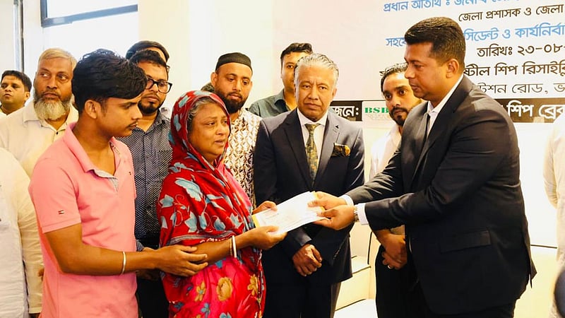 ফেরদৌস স্টিলে ১০ মৃত্যু: ‘ক্ষমা’ চাইলেন এমডি, ক্ষতিপূরণের চেক হস্তান্তর