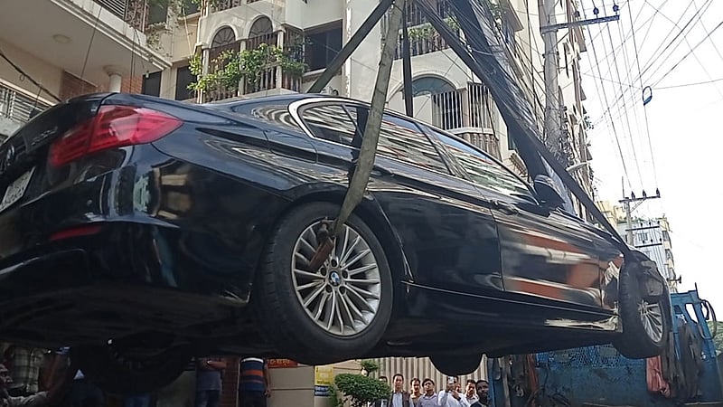 চট্টগ্রামে ‘শুল্ক ফাঁকি’ দিয়ে আনা বিএমডব্লিউ গাড়ি জব্দ