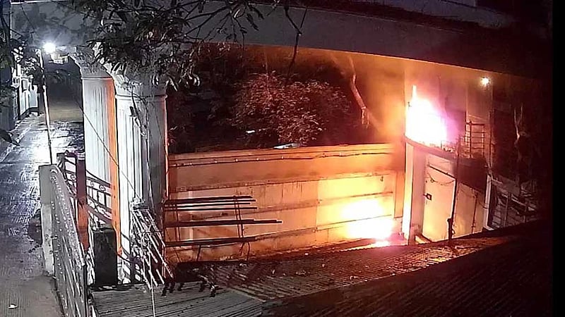 চট্টগ্রামে নওফেলের বাড়িতে আগুন