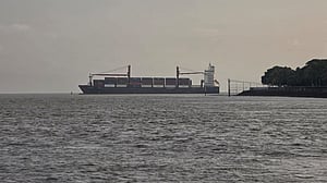 চট্টগ্রাম বন্দরে ঢোকার সময় বয়ার ধাক্কায় জাহাজ আটকা