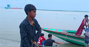 নৌকা চালিয়ে সংসারে অর্থের জোগান দেয় শিশু