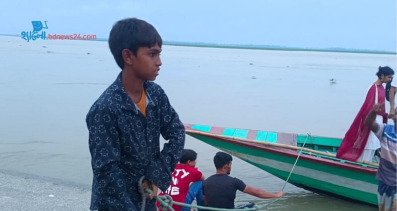 নৌকা চালিয়ে সংসারে অর্থের জোগান দেয় শিশু