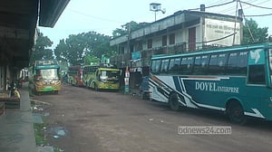 ইজিবাইক চালকদের হামলার প্রতিবাদে চুয়াডাঙ্গায় বাস চলাচল বন্ধ