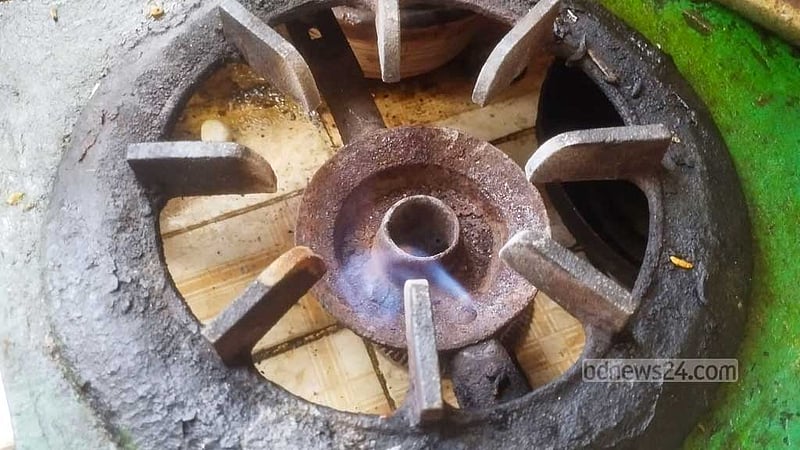 রান্না ঘর থেকে সিএনজি স্টেশন, কুমিল্লায় গ্যাস সংকটে দুর্ভোগ চরমে