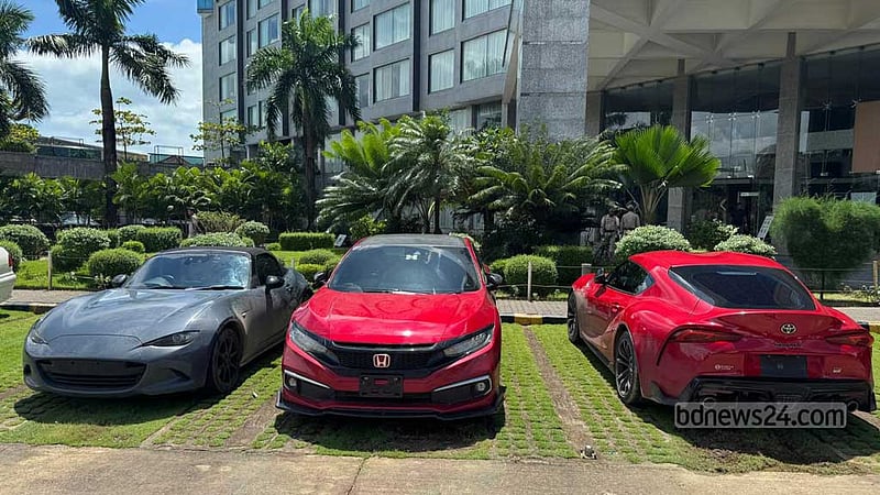 কক্সবাজারে ‘শুল্ক ফাঁকি’ দিয়ে আনা ৩ গাড়ি জব্দ, মালিকরা বলছেন ‘বাবার উপহার’