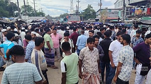 কক্সবাজারে দেড় কোটি টাকা নিয়ে উধাও ব্যাংক কর্মকর্তারা, গ্রাহকদের বিক্ষোভ