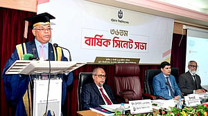 বর্জন-বিক্ষোভ: শিক্ষক ও ছাত্র প্রতিনিধি ছাড়াই হল চবির সিনেট অধিবেশন