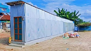 কুমিল্লায় ৫ ফুট চওড়া বাড়িতেই প্রবাসীর স্ত্রীর সংসার, দেখতে ভিড়