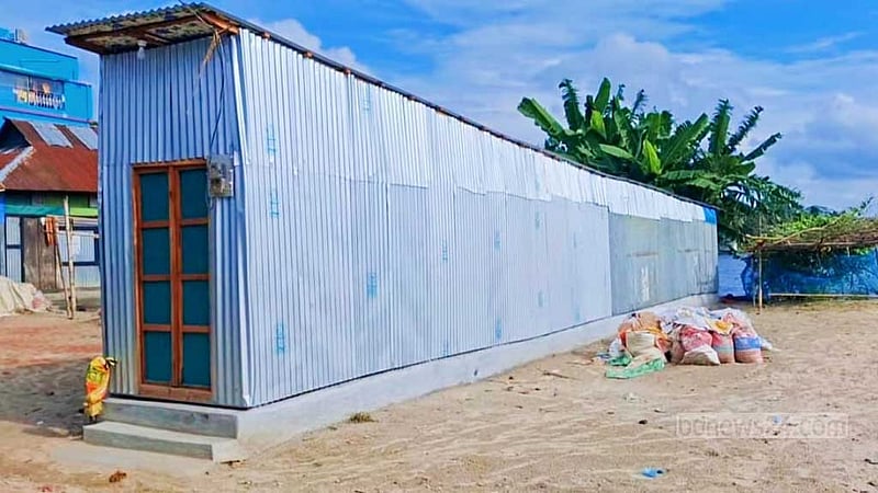 কুমিল্লায় ৫ ফুট চওড়া বাড়িতেই প্রবাসীর স্ত্রীর সংসার, দেখতে ভিড়