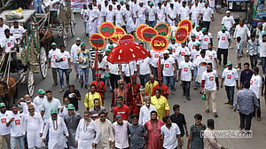 পুরান ঢাকায় বর্ণিল শোভাযাত্রা: ছিল নানা নিদর্শনের প্রতিকৃতি, ঐতিহাসিক চরিত্রের সাজ