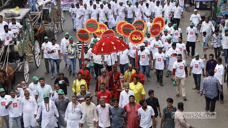 পুরান ঢাকায় বর্ণিল শোভাযাত্রা: ছিল নানা নিদর্শনের প্রতিকৃতি, ঐতিহাসিক চরিত্রের সাজ