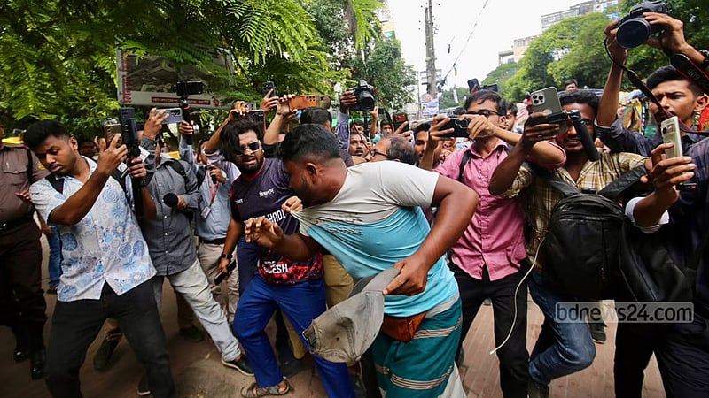 ৩২ নম্বরে একজন আটক, দুজনকে মারধর