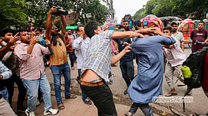 ধানমন্ডি ৩২ নম্বরে মারধর