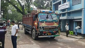 হিলি দিয়ে পণ্য আমদানি-রপ্তানি বন্ধের ঘোষণা ভারতীয় ব্যবসায়ীদের
