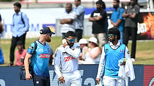 ফিল্ডিংয়ে চোট পেয়ে হাসপাতালে চান্দিমাল