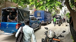 স্বামীর লাশ ফ্রিজার ভ্যানে, পেছনে প্রিজন ভ্যানে দীপু মনি